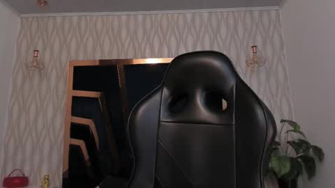  L O R E N Z O  Thumbs Up help  online show from January 2026 06:10:02 PM