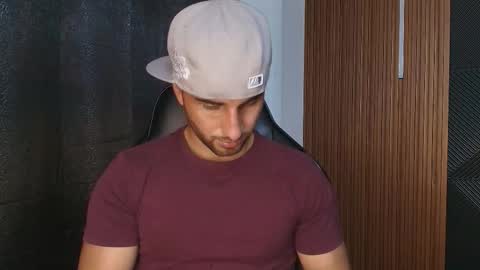  L O R E N Z O  Thumbs Up help  online show from January 2026 05:37:01 PM