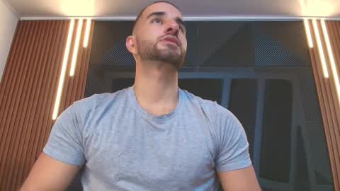  L O R E N Z O  Thumbs Up help  online show from February 2026 05:32:01 PM