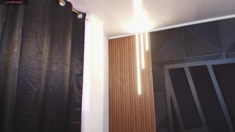  L O R E N Z O  Thumbs Up help  online show from April 2026 05:10:01 PM