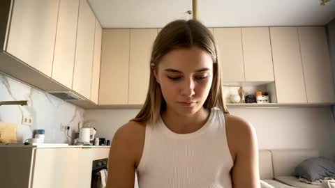 Snapshot of louannkorth chatting on June 2026 02:33:01 PM Bella online show from June 2026 02:33:01 PM