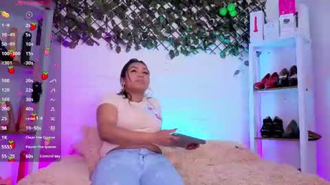 Snapshot of louise_nails chatting on June 2026 06:42:02 PM LouIse online show from June 2026 06:42:02 PM