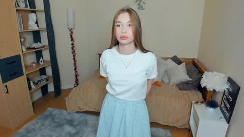 Snapshot of lourabloss chatting on April 2026 07:30:01 AM Aurora online show from April 2026 07:30:01 AM