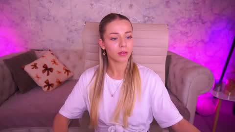 Snapshot of loveedove chatting on May 2026 01:17:01 PM loveedove online show from May 2026 01:17:01 PM
