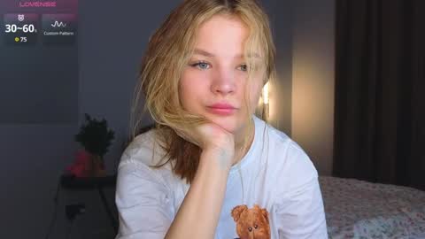 Snapshot of lovely_babyy chatting on January 2025 08:03:01 AM Jenny online show from January 2025 08:03:01 AM