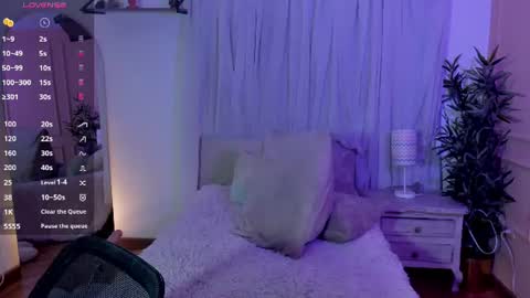 Snapshot of lovely_emma18 chatting on June 2026 01:11:01 PM Emma online show from June 2026 01:11:01 PM