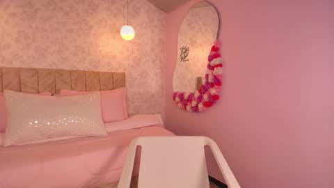 lovely_julls online show from February 2026 02:54:02 PM