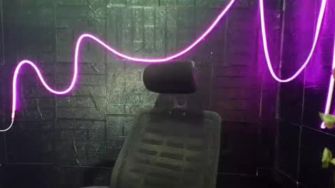 lovely_krizzy online show from April 2026 01:41:02 PM