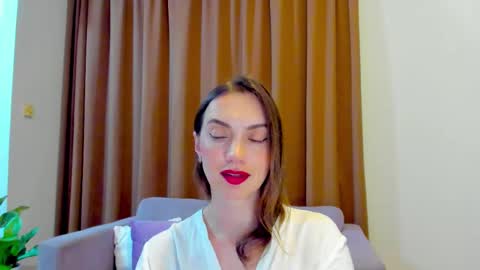 Mia online show from October 2025 10:38:02 AM