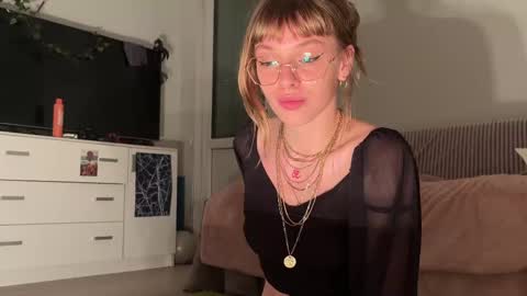 lovesstation online show from October 2025 06:08:02 PM