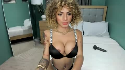 Snapshot of lowla_19 chatting on July 2026 06:00:02 AM Candice online show from July 2026 06:00:02 AM