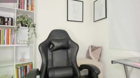 Snapshot of lucia_lee_ chatting on April 2026 12:41:01 AM Lucia online show from April 2026 12:41:01 AM