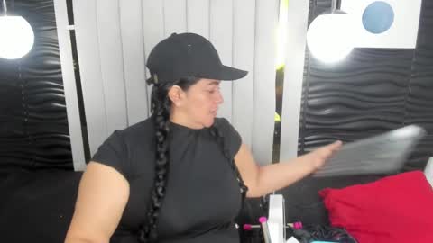 Lucia Vonne online show from February 2025 11:49:01 AM