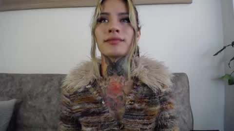 Snapshot of luciiana_lol chatting on May 2026 03:53:02 PM luciiana online show from May 2026 03:53:02 PM
