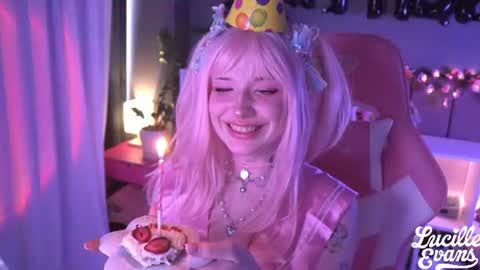 Snapshot of lucille_evans chatting on July 2026 06:23:01 AM Lucy UwU online show from July 2026 06:23:01 AM