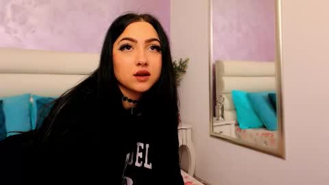 Mia online show from December 2025 06:14:03 PM