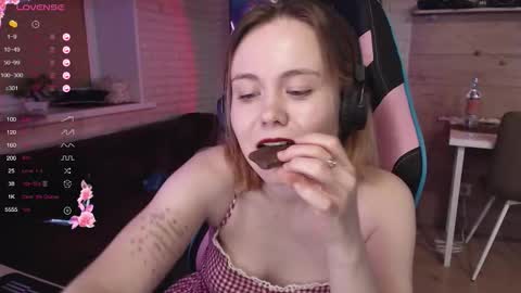 Snapshot of lucy_mirror chatting on December 2025 10:04:02 PM Lucy online show from December 2025 10:04:02 PM