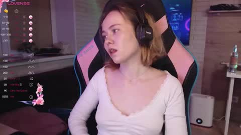 Snapshot of lucy_mirror chatting on December 2025 09:10:02 PM Lucy online show from December 2025 09:10:02 PM