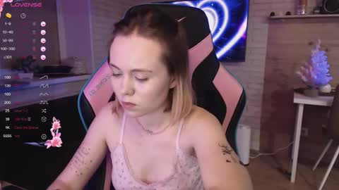 Snapshot of lucy_mirror chatting on December 2025 09:09:01 PM Lucy online show from December 2025 09:09:01 PM