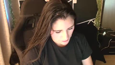 Snapshot of lucyli_ chatting on May 2026 05:52:02 PM LUCY online show from May 2026 05:52:02 PM