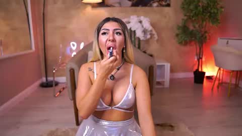Snapshot of lucyyrosse chatting on June 2026 10:23:01 AM LucyRose online show from June 2026 10:23:01 AM