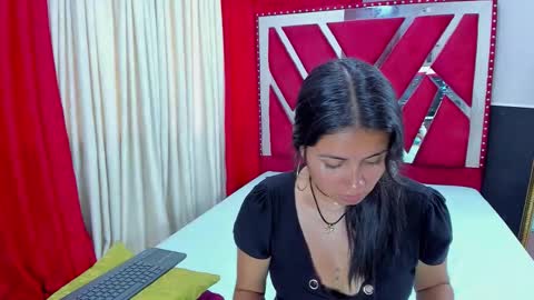 Luna  online show from November 2025 08:19:01 PM