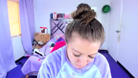 luna_analya online show from April 2026 06:46:01 PM