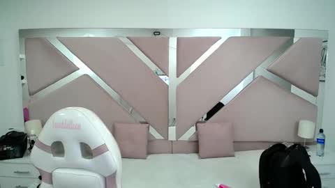 Snapshot of luna_and_max chatting on January 2025 12:40:02 PM LUNA AND MAX online show from January 2025 12:40:02 PM