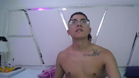 Snapshot of luna_and_max chatting on March 2025 03:51:01 AM LUNA AND MAX online show from March 2025 03:51:01 AM