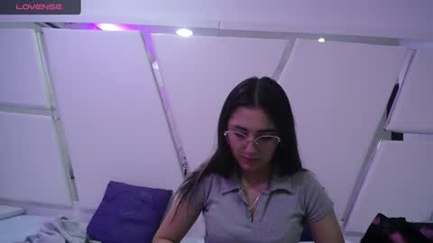 Snapshot of luna_and_max chatting on March 2025 12:32:01 AM LUNA AND MAX online show from March 2025 12:32:01 AM