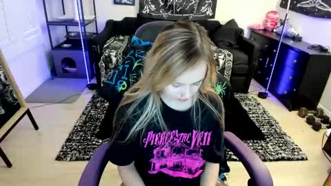 Snapshot of luna_lovelyy chatting on June 2026 06:12:01 PM Luna online show from June 2026 06:12:01 PM