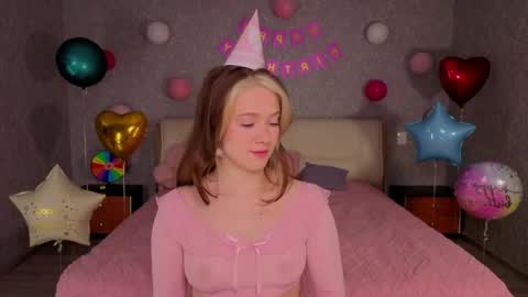 Snapshot of luna_moran chatting on June 2026 05:25:01 AM Lina online show from June 2026 05:25:01 AM
