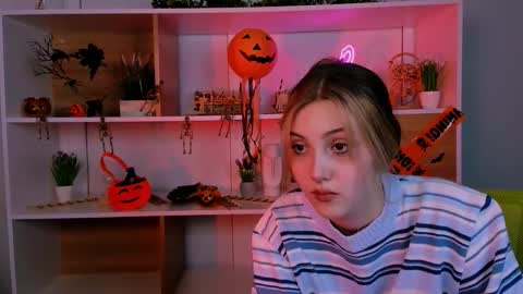 Luna online show from November 2025 08:00:01 PM