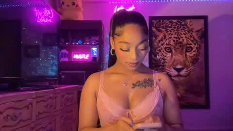 Snapshot of lunaa_11 chatting on June 2026 05:45:02 AM lunaa_11 online show from June 2026 05:45:02 AM