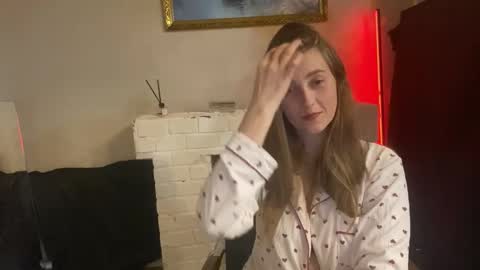 Snapshot of lunafeather chatting on November 2025 03:57:01 PM lunafeather online show from November 2025 03:57:01 PM