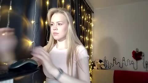 lunapeony online show from December 2025 06:23:01 AM