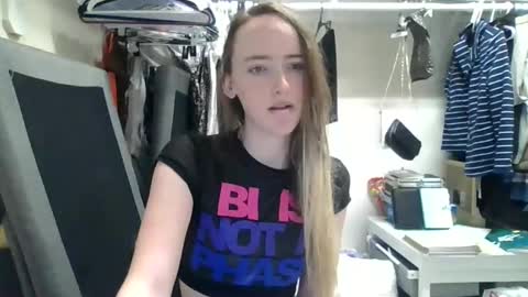 Snapshot of lunapixie2020 chatting on January 2025 11:18:01 PM lunapixie2020 online show from January 2025 11:18:01 PM