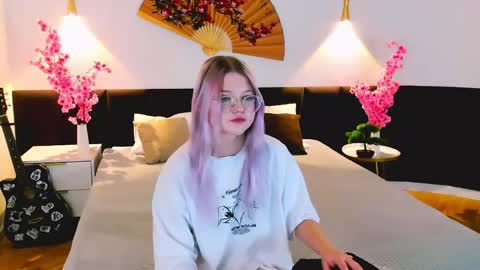 lunariafox online show from March 2026 02:31:01 PM