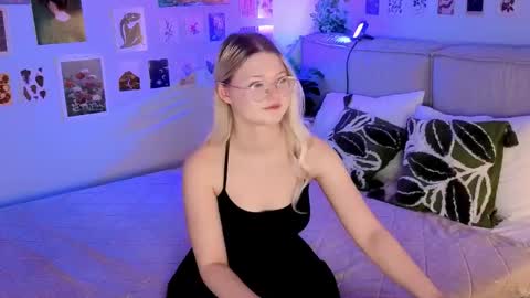 lunariafox online show from April 2026 07:07:02 PM