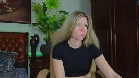 Snapshot of lunarishi chatting on May 2026 05:57:02 AM Luna Rishi online show from May 2026 05:57:02 AM