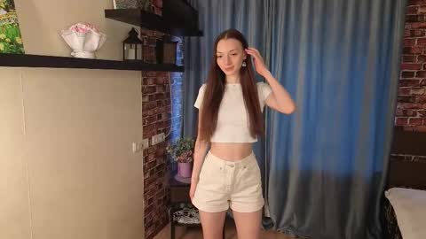 Snapshot of lunawisp chatting on February 2026 02:19:02 AM Kira online show from February 2026 02:19:02 AM