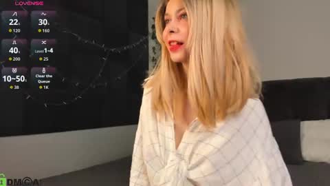 Snapshot of lune_fallenstar chatting on July 2026 11:45:02 AM Lune FallenStar online show from July 2026 11:45:02 AM