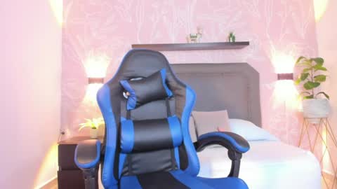Snapshot of lunna_celeste chatting on June 2026 01:09:02 PM L U N A online show from June 2026 01:09:02 PM