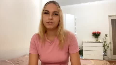 Mia online show from October 2025 03:01:01 PM