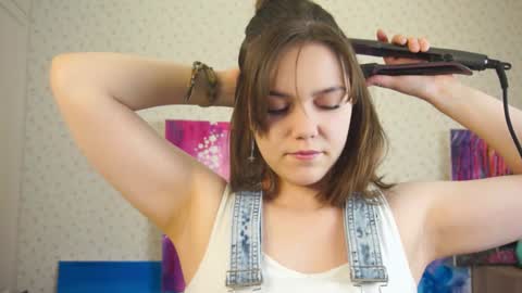 Snapshot of lyle_art chatting on January 2025 03:33:02 AM hi im Lyle online show from January 2025 03:33:02 AM