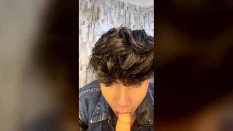 Lyle Bennett Freelance Model online show from January 2026 02:33:02 PM