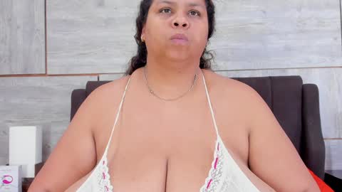 Snapshot of lynn_and_esteban chatting on January 2025 07:05:01 AM Lynn jonnes online show from January 2025 07:05:01 AM