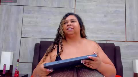 Snapshot of lynn_and_esteban chatting on March 2025 09:15:01 PM Lynn jonnes online show from March 2025 09:15:01 PM