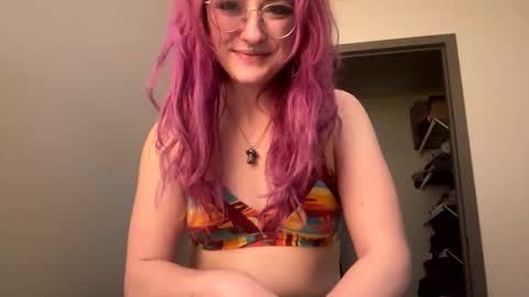 Lynn  online show from December 2025 11:23:01 PM