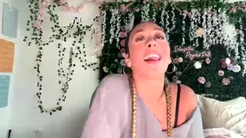 Snapshot of lyracovee chatting on June 2026 01:19:01 AM Lyra online show from June 2026 01:19:01 AM